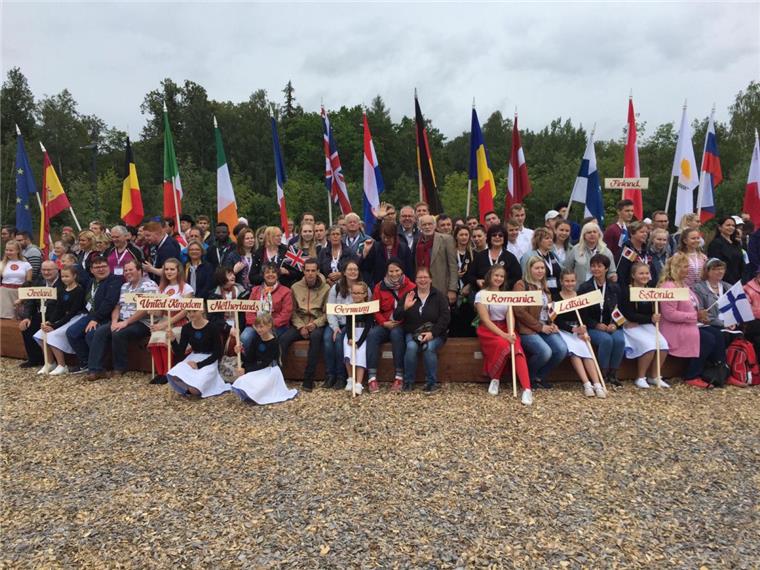 Hier wird Europa gelebt: Etwa 250 Personen nahmen am Treffen in Põlva teil. Mittendrin die Delegation aus Hepstedt.  