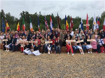 Hier wird Europa gelebt: Etwa 250 Personen nahmen am Treffen in Põlva teil. Mittendrin die Delegation aus Hepstedt.  