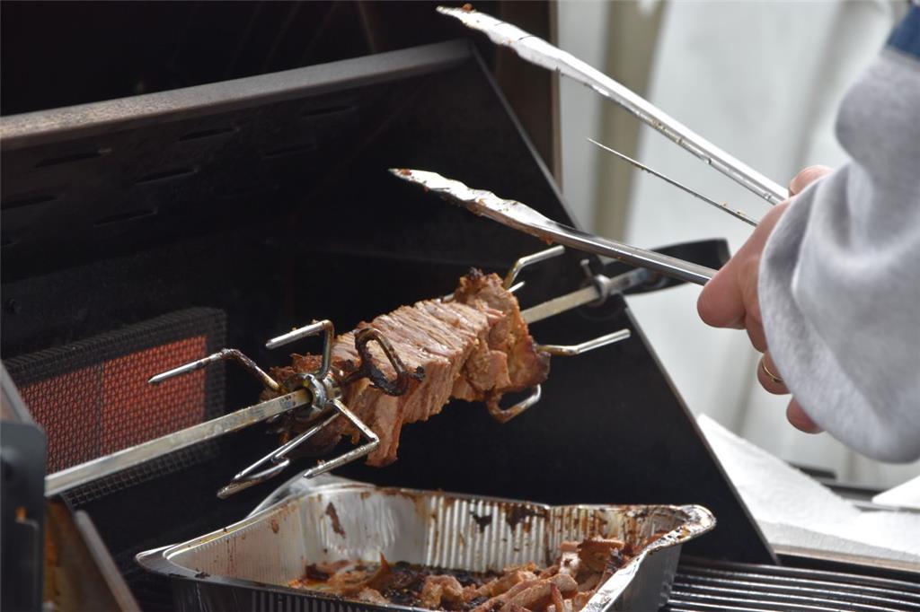 Hier wird gerade Fleisch nach griechischer Art zubereitet.