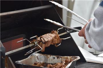 Hier wird gerade Fleisch nach griechischer Art zubereitet.