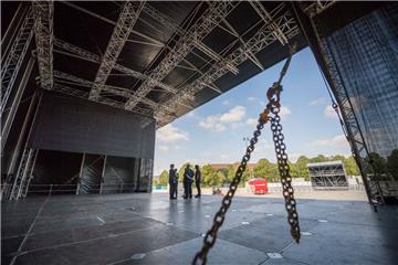 Hier wird Jan Delay Bremerhaven rocken: Die Deckenkonstruktion der Hauptbühne wurde an einem Arbeitstag aufgebaut.