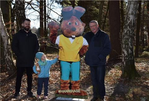 Hier wohnt der Osterhase: Am Waldrand 12 in Ostereistedt steht jetzt ein mannshoher Aufsteller mit dem Konterfei von Hanni Hase. 