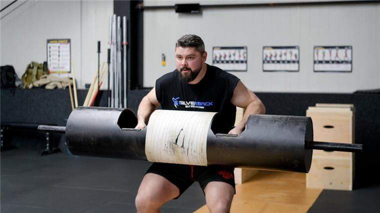 Er wirft Steine wie Obelix: Lucas Underwood stellt als Strongman Rekorde auf