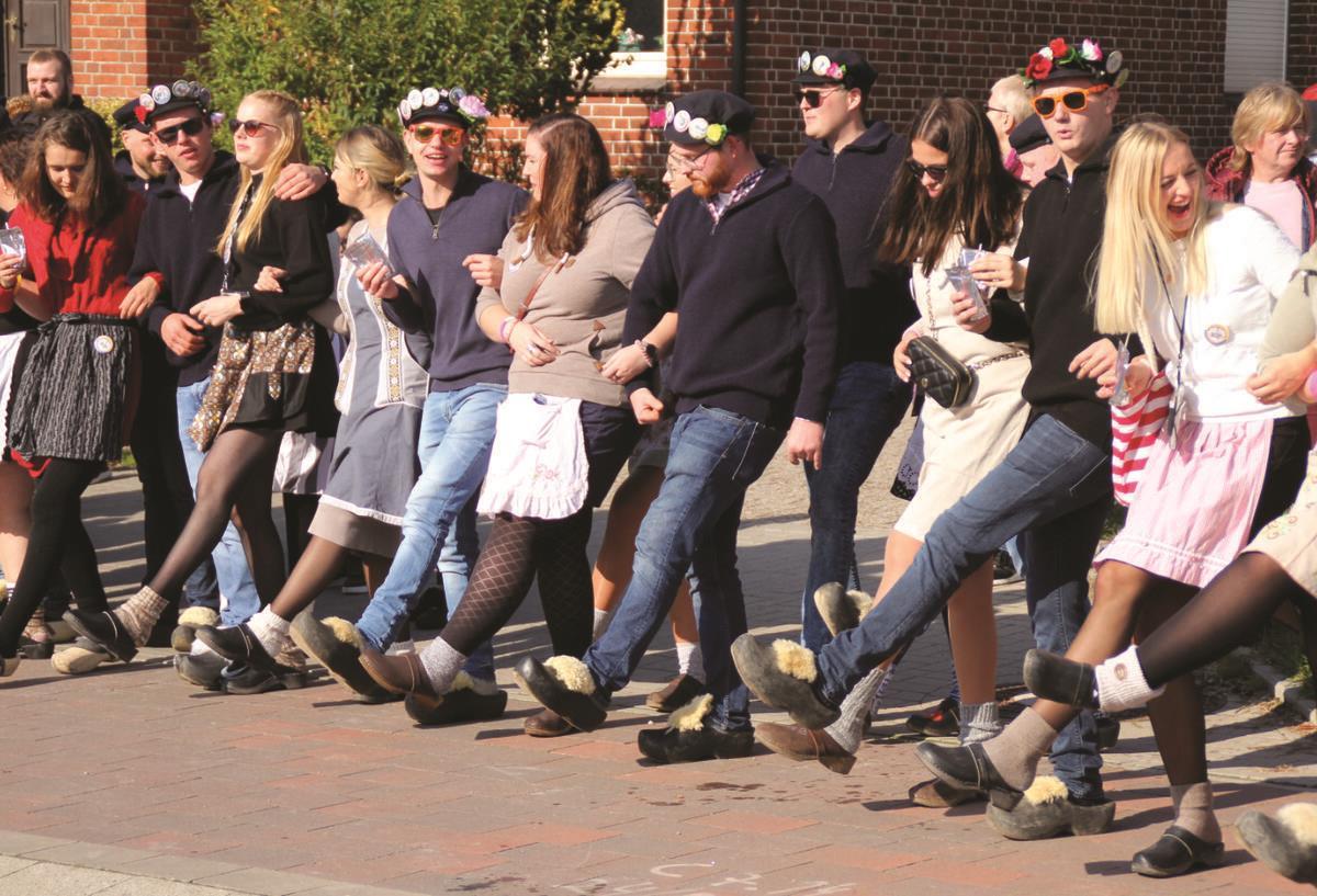 Herbstmarkt in Neuenwalde: 60. Holtschentanz Viele Personen tanzen einen Holtschentanz.
