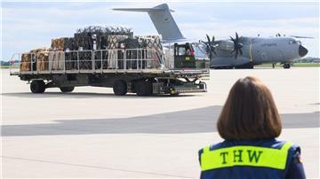 Hilfsgüter werden am Fliegerhorst Wunstorf in ein Transportflugzeug der Luftwaffe verladen.