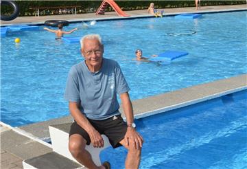 Hilmar Raguse sitzt auf einem Startblock im Kirchtimker Freibad. Künftig wird er dort ein Badegast wie jeder andere sein.  