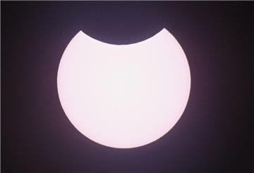 Eine partielle Sonnenfinsternis über einer Wiese. Ende März wird so ein Himmelspektakel auch wieder in Deutschland zu sehen sein.