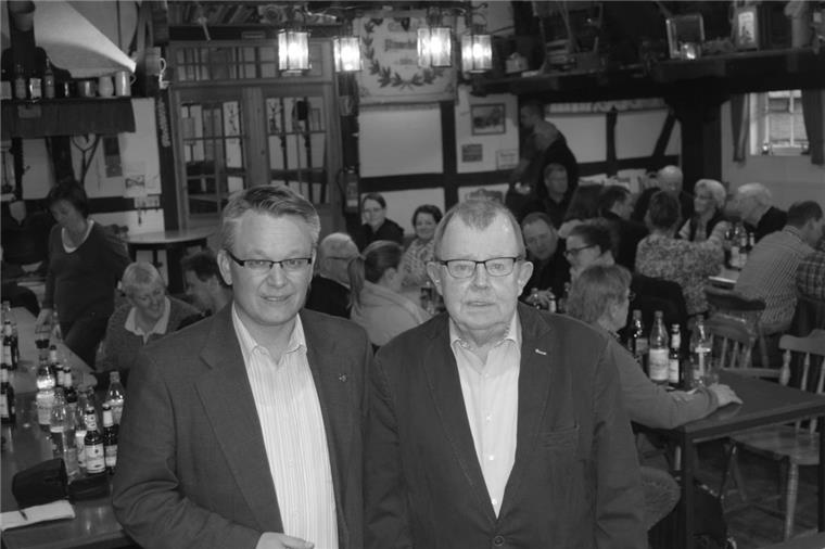 Hinrich Bühring (rechts) - hier mit Hagens Bürgermeister Andreas Wittenberg bei einer Einwohnerversammlung in Bramstedt - hat sich stets für "seinen" Ort eingesetzt. 