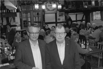 Hinrich Bühring (rechts) - hier mit Hagens Bürgermeister Andreas Wittenberg bei einer Einwohnerversammlung in Bramstedt - hat sich stets für "seinen" Ort eingesetzt. 