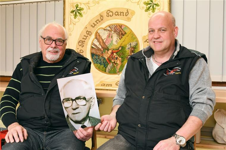 Hinrich Schröder (Bild) war 33 Jahre lang Vorsitzender des Schützenklubs Geestemünde 06, dann übernahm sein Sohn Rolf (links) das Amt für weitere 33 Jahre. Mit Jörg trägt nun der dritte Vorsitzende von Geestemünde 06 den Namen Schröder.  