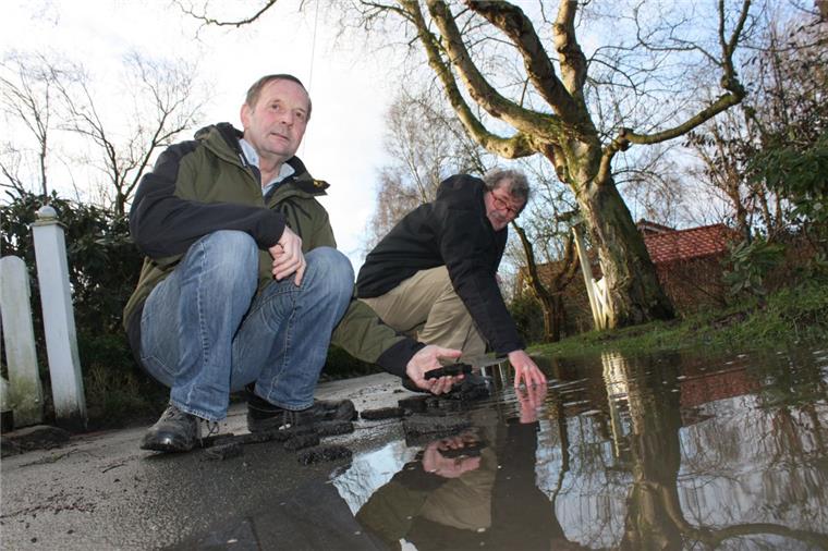Hinrich Wenke und Klaas Spethmann haben immer wieder mit Überflutungen auf der Grützmacherstraße in Wersabe zu kämpfen.  Foto Gehrke