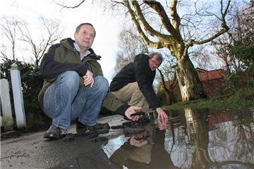Hinrich Wenke und Klaas Spethmann haben immer wieder mit Überflutungen auf der Grützmacherstraße in Wersabe zu kämpfen.  Foto Gehrke