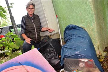 Hinter dem Buswartehäuschen in der Ortsmitte haben die Bewohner von Hoffe diese illegale Müllkippe entdeckt. Anke Kloppenburg, die ganz in der Nähe wohnt, kann nicht verstehen, warum es Menschen gibt, die so gleichgültig handeln.