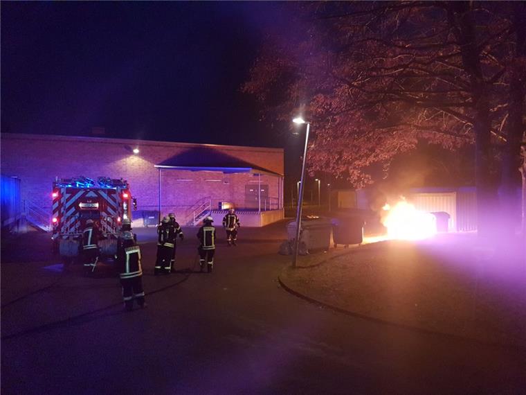 Loxstedt: Mehrere Abfallcontainer brennen hinter Einkaufszentrum Hinter dem Einkaufszentrum in Loxstedt hat es gebrannt.