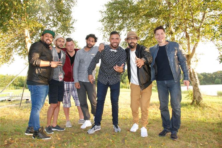 Lachen mit den Rebell Comedians am Spadener See Hinter der Bühne am Spadener See (von links): Arben Hada (DJ Urben / Dein Event), Can Kursun (Dein Event), Mathes Wendt (Dein Event), Ususmango (Rebell Comedy), Khalid Bounouar (Rebell Comedy), Benaissa Lamroubal (Rebell Comedy) und Alain Frei (Rebell Comedy).