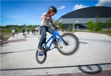 Hinter der Eisaren lädt eine neue Anlage nun zum Skaten und BMXen ein.