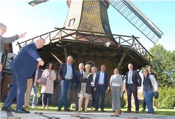 Hinter der Mühle ist ein Spielfeld für Mühle entstanden. Kulturminister Björn Thümler (2. von links) wagte ein Spielchen mit Kulturmanagerin Cornelia Iber-Rebentisch (links).