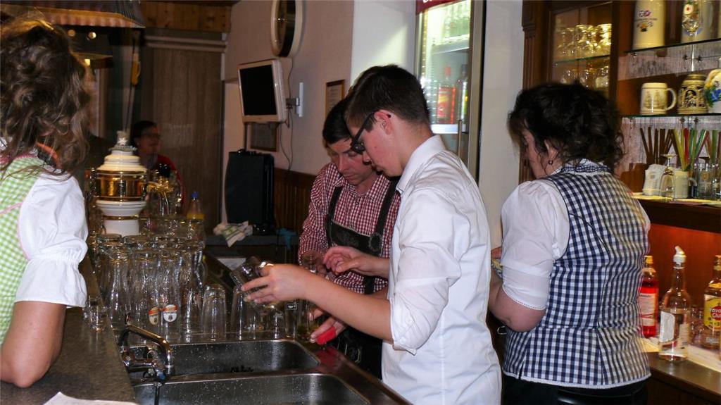 Hinter der Theke wird konzentriert gearbeitet. Oktoberfest in Nordholz. Foto: He...