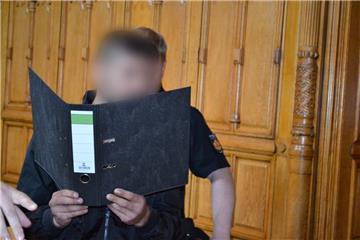 Hinter einem leeren Ordner hat der Angeklagte sein Gesicht verstecken wollen.