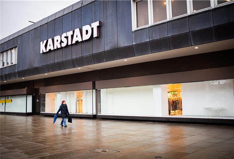 Hinter verschlossenen Türe haben die Karstadt-Mitarbeiter am Montag Abschied genommen.