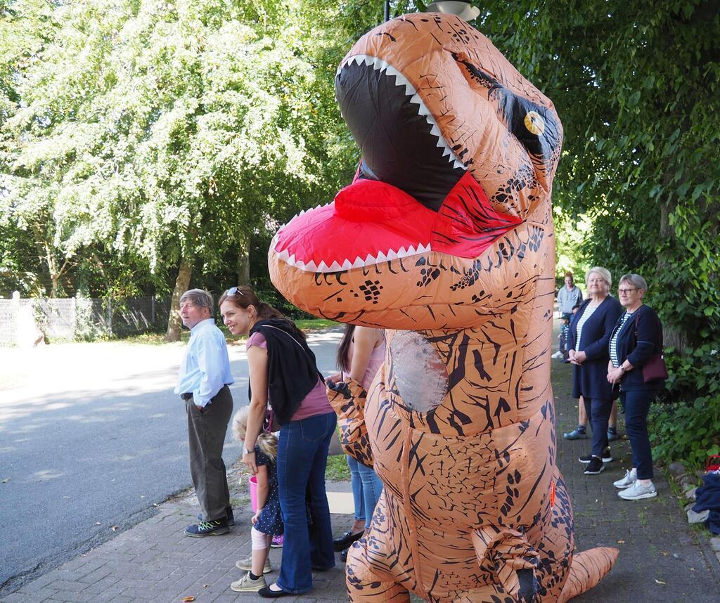 Hinterd dem Dino steckt Rüdiger Senkel, der mit Familie und Freunden den Ernteum...