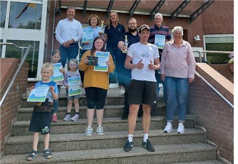 Hintere Reihe: Bürgermeister Guido Dieckmann mit Petra von Döhlen, Susanne Deters (beide Team Hoth Tiefbau Beverstedt, 2. Platz mit 751 km) und Werner Pape (meiste Kilometer der Herren, 1.328 km). 2. Reihe: Leni Riebe (Team LuHoKel's, 5 Jahre alt, 119,4 km), Hedda Anni Alpers ( Team LuHoKel's, 3 Jahre alt, 69 km) und Marco von Kneten (Team NordWestBahn, 1. Platz mit 1.107 km).3. Reihe: Zoe Fricke (Team OBS Beverstedt mit 511 km) und Kerstin John aus der Jugend- und Familienförderung der Gemeinde Beverstedt.4. Reihe: Ben Grewing (Team LuHoKel's, 4 Jahre alt, 66,8 km) und Philipp Zaunbrecher (Team NordWestBahn, 1. Platz mit 1.107 km).