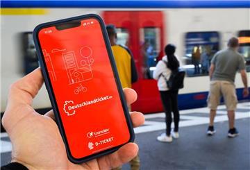 Display eines Handys am Haupfbahnhof
