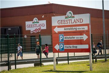 Hinweisschilder stehen vor dem Schlachthof Geestland Putenspezialitäten. Unter der Belegschaft des zur Wiesenhof-Gruppe gehörenden Putenschlachthofs wurde mit einem Corona-Massentest begonnen. Betroffen sind mehr als 1100 Mitarbeiter.
