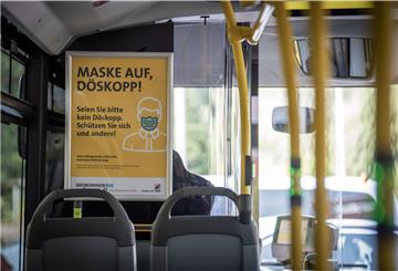 Hinweisschilder weisen die Gäste auf das Tragen einer Mund- und Nasenbedeckung während der Beförderung hin. 