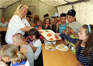 Hiob-Vorsitzende Marina Kargoscha und ihr ehrenamtliches Team besucht mit den Heimkindern auch das große Familienfest der Stadt im Spielpark Leherheide.  Dazu gehört auch etwas Leckeres aus frischem Obst. Alles wird durch Spenden ermöglicht.