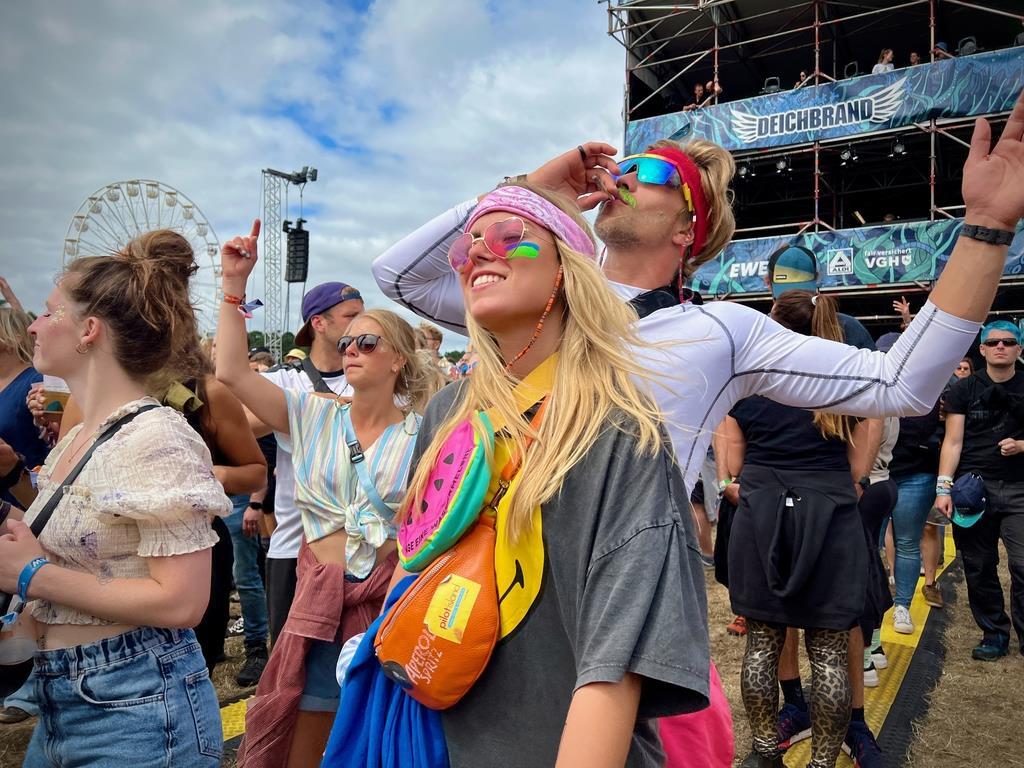 Hippie-Power auf dem Deichbrand-Festival: Ein junges Paar tanzt auf dem Infield....