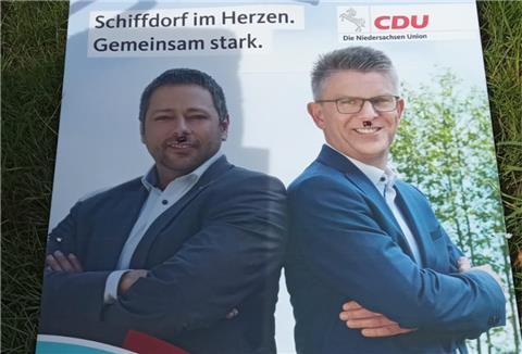 Hitlerbärtchen oder Beschimpfungen sind auf vielen der Plakate zu lesen, wenn sie denn überhaupt noch da sind.