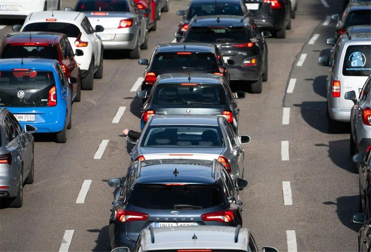 Mehrere Autos stehen auf einer Autobahn im Stau. 