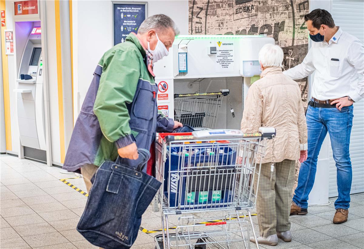 Die Waschstraße für den Einkaufswagen Hobby-Bastler Michael Euent (46) hat sich für das Edeka-Center in der Schiffdorfer Chaussee eine Einkaufswagen-Desinfektionsanlage einfallen lassen.