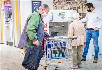 Hobby-Bastler Michael Euent (46) hat sich für das Edeka-Center in der Schiffdorfer Chaussee eine Einkaufswagen-Desinfektionsanlage einfallen lassen.