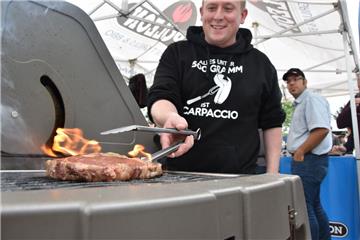 Hobby-Griller Philip Pfeiffer hat ein Black-Angus-Steak auf dem Grill liegen.