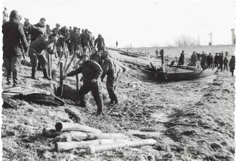 Hobbyfotograf Hans Schreckenberger hat 1962 die Folgen der verheerenden Sturmflut am 16. Februar in Dorum-Neufeld festgehalten. Danach begann das große Aufräumen wie hier am Deich. 