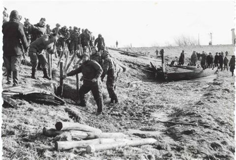 Hobbyfotograf Hans Schreckenberger hat 1962 die Folgen der verheerenden Sturmflut am 16. Februar in Dorum-Neufeld festgehalten. Danach begann das große Aufräumen wie hier am Deich. 