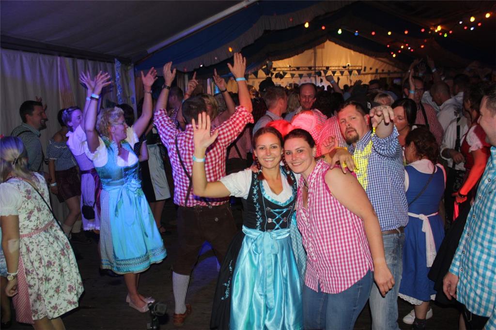 Hoch die Hände, und einmal bitte ein Lächeln in die Kamera. Oktoberfest in Stins...