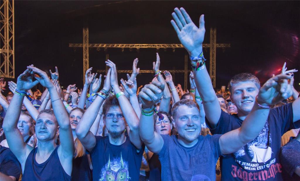 Hoch die Hände, Wochenende! Die Festival-Besucher haben eine Menge Spaß. 