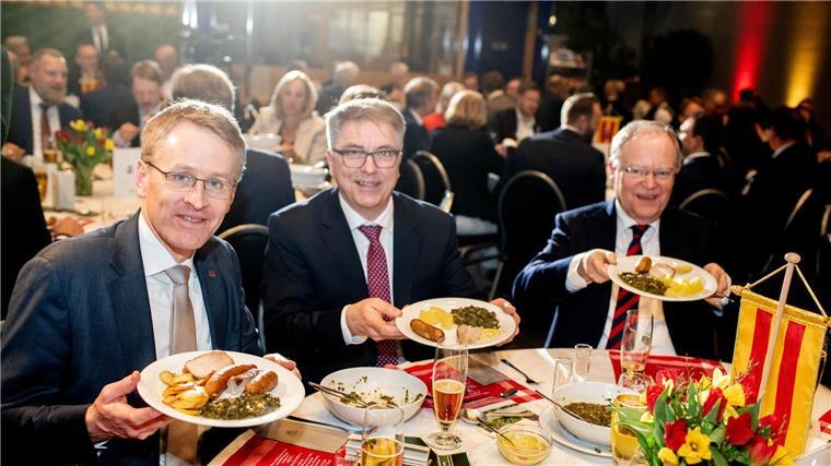 Hoch die Teller: Traditionelles Grünkohl-Essen in Berlin 