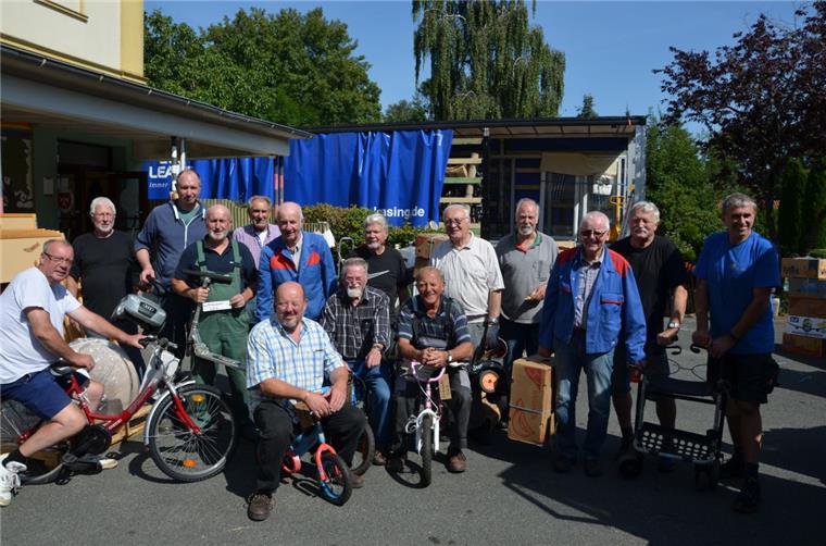 Spenden aus Nordenham auf dem Weg nach Litauen Hoch her geht es jeweils beim Verladen der Hilfsgüter bei der ehemaligen Stollhammer Grundschule. Dann fließt bei den bis zu 20 Helfern der Johanniter-Unfallhilfe der Schweiß in Strömen.