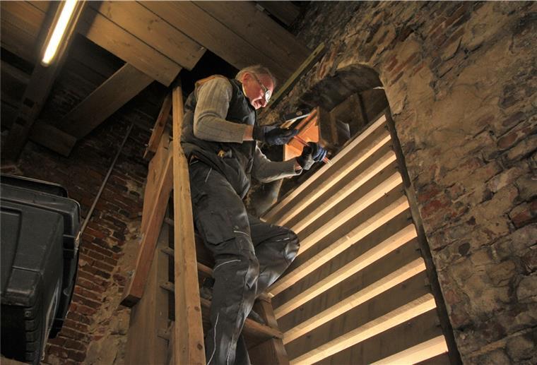 Hoch oben im Turm der Stollhammer St.-Nikolai-Kirche muss Johannes Bartner rohe Gewalt anwenden, um den bisherigen, für Turmfalken eigentlich zu schmalen Kasten aus seiner Verschalung zu lösen.