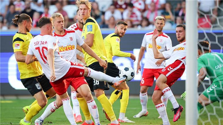SSV Ulm verliert vor Pokal-Highlight gegen FC Bayern Hochbetrieb im Ulmer Strafraum. Regensburgs Christian Viet (2.v.l.) schießt.