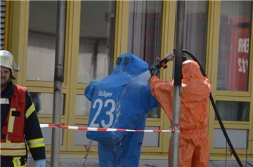 Hochdruckdusche: Nach der Rückkehr aus dem Kühllager wurden die Chemikalien-Schutzanzüge der Einsatzkräfte gründlich abgespritzt. Dafür bauten die Feuerwehrleute des Gefahrgutzuges eigens eine Dekontaminationsstation auf.