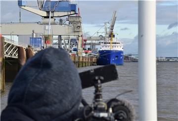 Hochradioaktive Fracht: Drei Stunden nach Ankunft der "Pacific Grebe" in Nordenham ging der erste Castor-Behälter von Bord. Das Medieninteresse an diesem Ereignis war groß.
