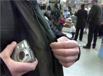 Hochsaison für Ladendiebe: In der Vorweihnachtszeit sind wieder verstärkt Langfinger unterwegs. Foto: Ostrop (dpa)