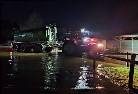 Hochwasser bedroht Pferdehof in Lilienthal. Um ihren Hof zu retten, versucht Familie Stadtlander das Wasser in einen Güllebehälter zu leiten.
