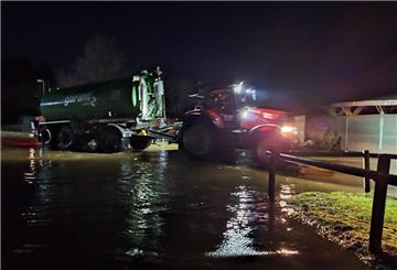 Hochwasser bedroht Pferdehof in Lilienthal. Um ihren Hof zu retten, versucht Familie Stadtlander das Wasser in einen Güllebehälter zu leiten.