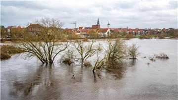 Hochwasser hat die Aller vor der Altstadt von Verden über die Ufer treten lassen.